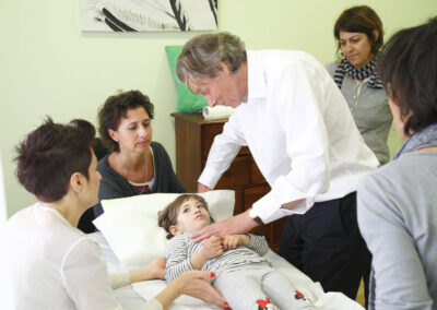 Medico osteopata con paziente bambino e studenti